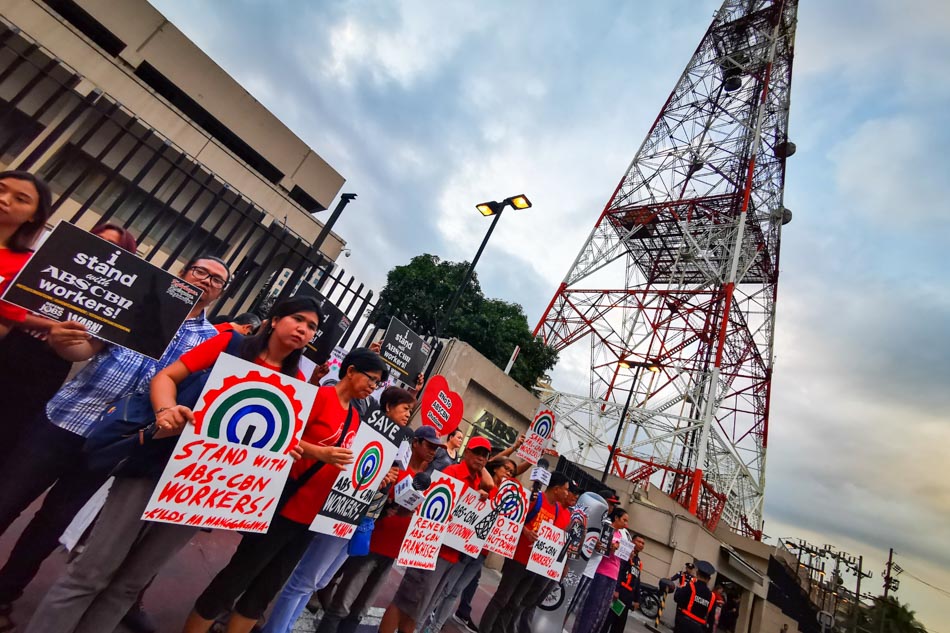 On Valentine&#39;s Day, hundreds rally for ABS-CBN amid franchise woes 1