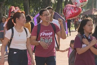 'Para makatipid': Luneta dinumog ng mga nagdiriwang ng Valentine's Day