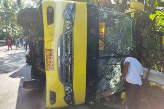 2 sugatan matapos tumagilid ang isang bus sa Iloilo