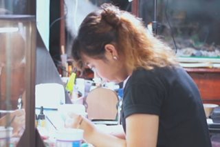 PANOORIN: Artist kumikita sa pag-repaint ng mga manyika