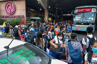 Bus terminals dinagsa sa bisperas ng Metro Manila quarantine