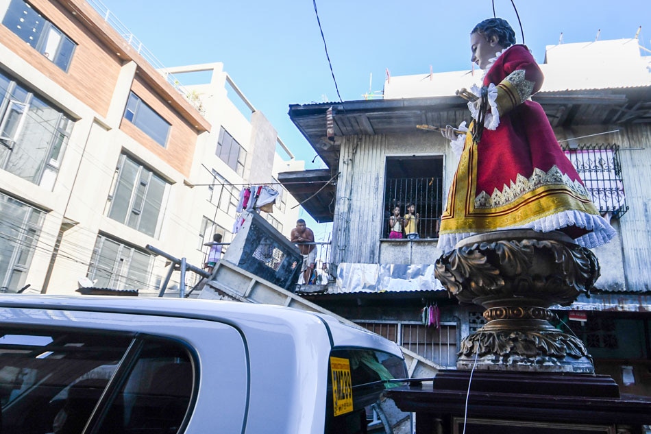 Religious procession pushes through in Makati