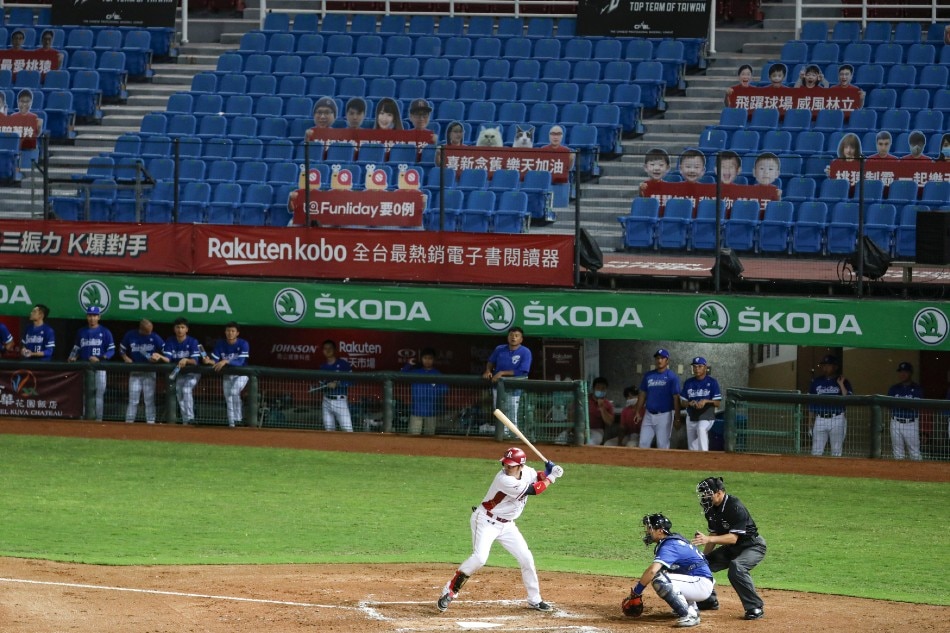 Just Chillin': Players, fans and dogs bundle up at MLB parks, Taiwan News