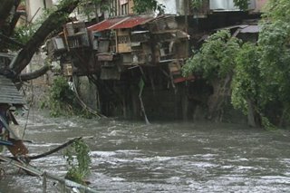 74 anyos patay, ilang bahay inanod sa flashflood sa QC