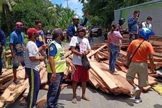 Truck driver arestado nang makuhanan ng coco lumber