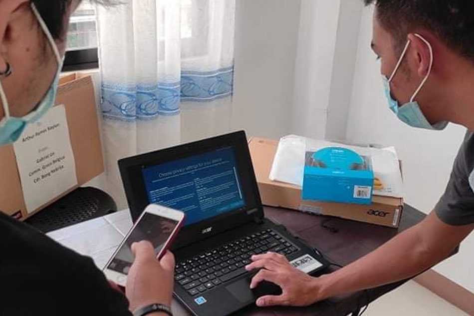 Estudyanteng bato ang natanggap matapos umorder ng gadget online, niregaluhan ng laptop 1