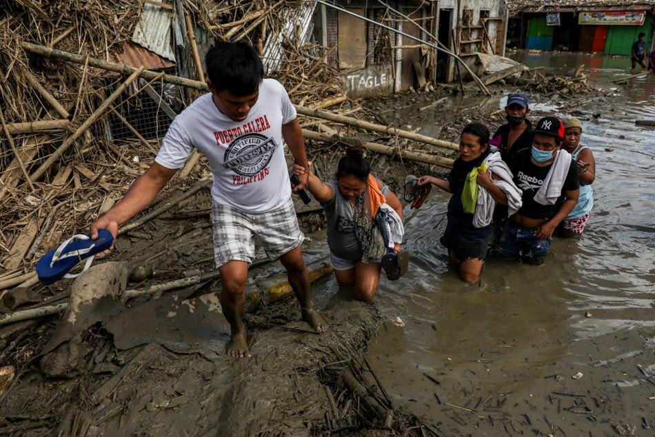 IN PHOTOS: Kasiglahan residents grapple with TY Ulysses impacts; climate emergency declaration pushed 6