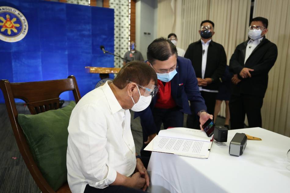 LOOK: Duterte watches viral video of mom, son killing by off-duty cop 1