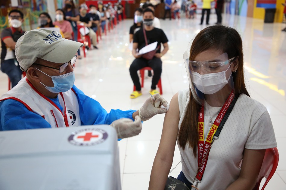 A medical staff of the Philippine Red Cross administering the vaccine to an SMDC salesperson. Photo source: SMDC