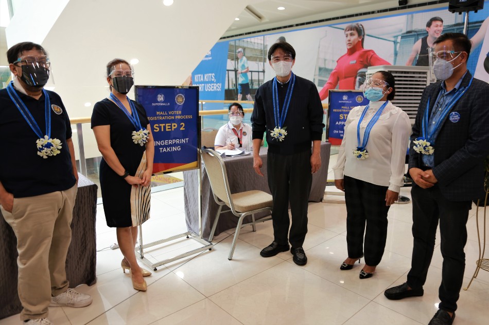 (From left to right) James B. Jimenez, Director IV, Education and Information Department, COMELEC; Atty. Aimee P. Ferolino, Commissioner, Commission on Elections; Steven T. Tan, President, SM Supermalls; Atty. Divine E. Blas-Perez, Director IV, Election and Barangay Affairs Department, COMELEC; and Bien C. Mateo, Senior Vice President, SM Supermalls. Photo source: SM