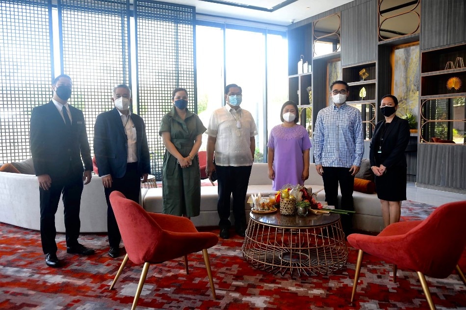 (From Left to Right) Grand Summit Hotel General Manager Jesse Chua; RHR SVP and BUGM Arthur Gindap; First Lady Mrs. Jane Rivera; Mayor Ronnel C. Rivera; Congresswoman Shirlyn Bañas – Nograles; RLC President and CEO Frederick D. Go; Summit and Go Hotels Group General Manager Annalyn Yap. Photo source: Grand Summit Hotel