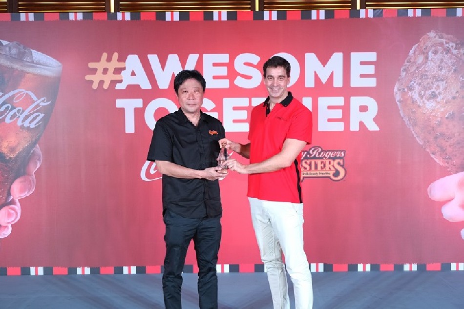 VP for Commercial of Coca-Cola Beverages Philippines, Inc. Richard Schlasberg presents a Coca-Cola contour bottle to Frederick Siy, President and Owner of Epicurean Partners Exchange, Inc., as a symbol of their partnership and commitment to serve awesome meals and beverages to Filipinos across the country. Photo source: Kenny Rogers Roasters