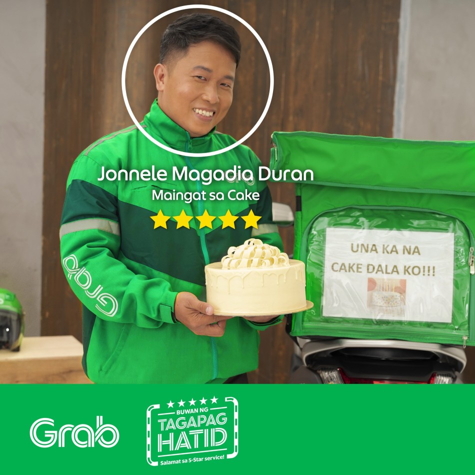 He did not want the cake to be damaged so Jonnele Magadia Duran made a sign to warn those driving behind him that he is going slow to ensure that he delivered the item safely. Photo source: Grab Facebook page [LINK OUT 