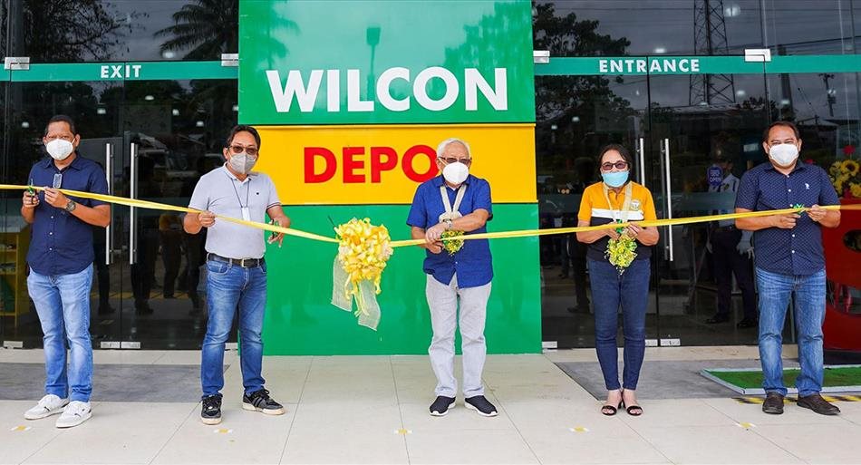 (Left to right) Wilcon Depot AVP for Engineering Nicholas Agbing, Project Manager Isagani Robles, Mayor of Malaybalay City Florencio Flores, President of Barangay de San Jose Bebina Kee and Wilcon Depot AVP for Sales and Ruben Flores operations.  Photo source: Wilcon depot