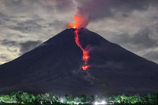 Indonesia’s Mt Semeru spews hot clouds