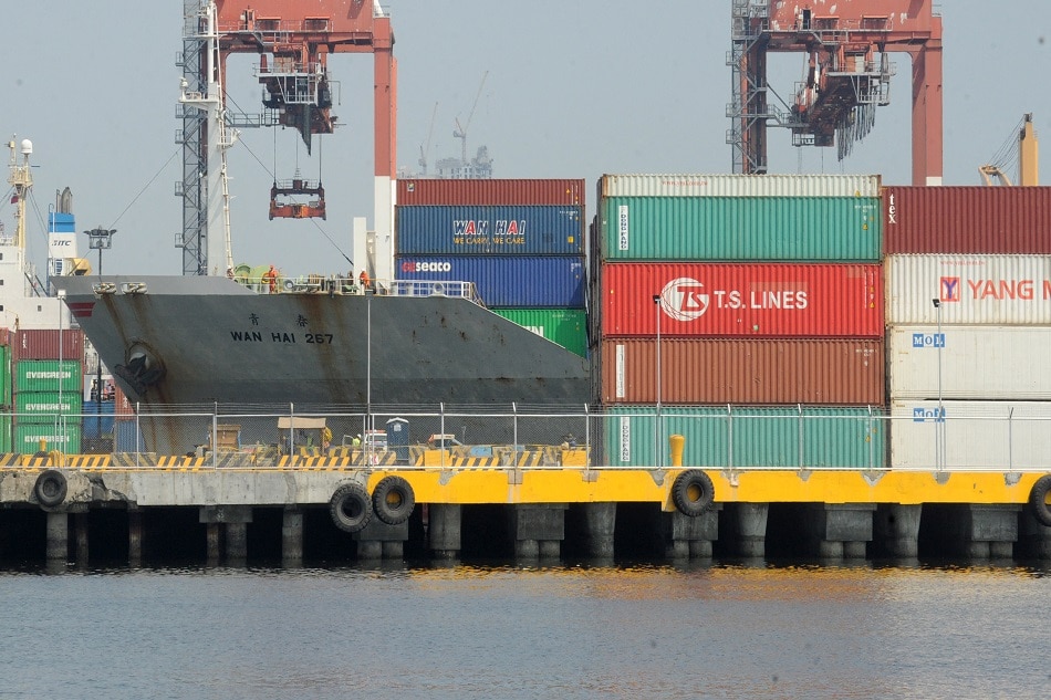 Isang cargo ship ang dumating sa international container port sa Maynila Abril 10, 2014.