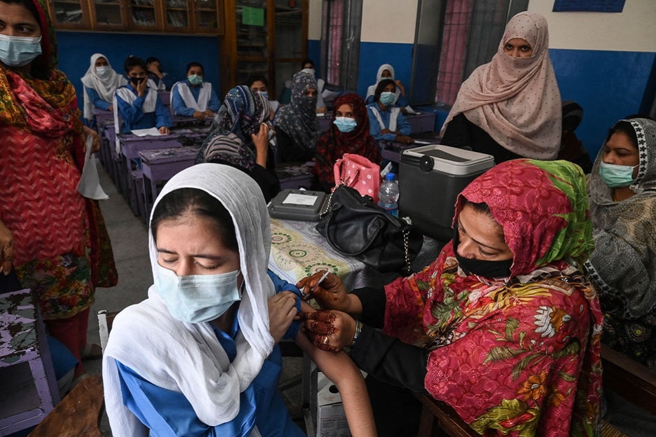 Pakistan vaccinates minors against COVID-19
