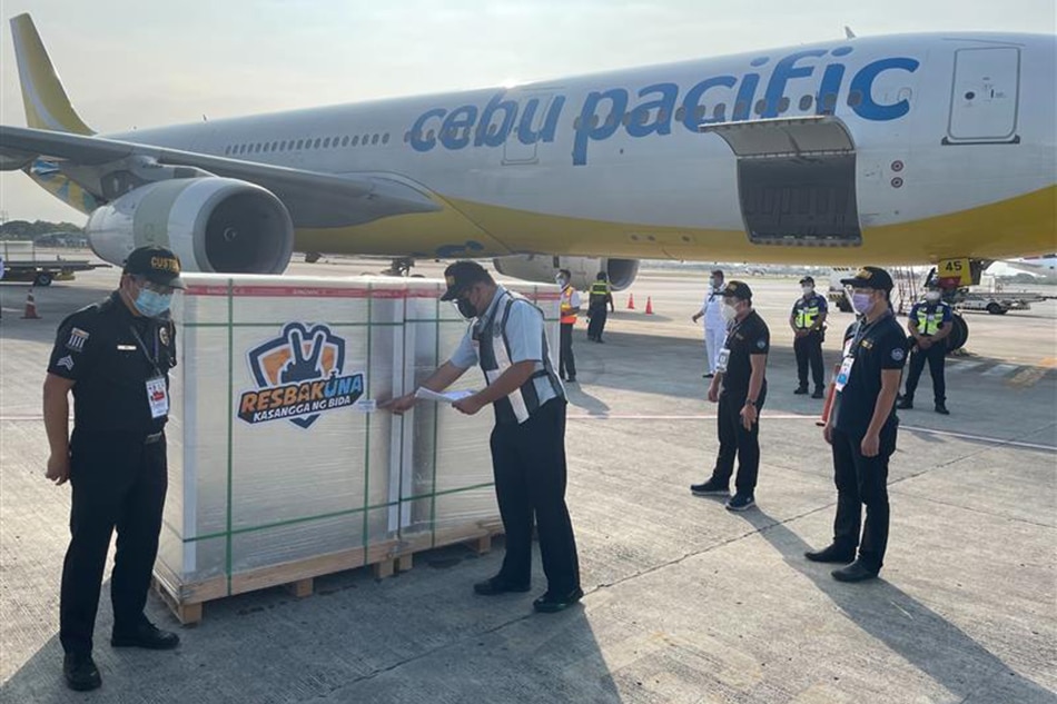 Cebu Pacific brings home 500,000 Sinovac vaccines from Beijing 1
