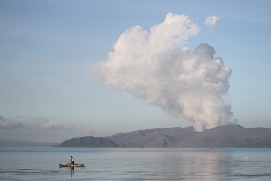 Alert Level 3: Taal Volcano nag-aalboroto, ilang residente pinalilikas 1