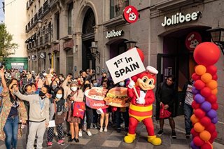 Thousands flock opening of Jollibee's first store in Spain