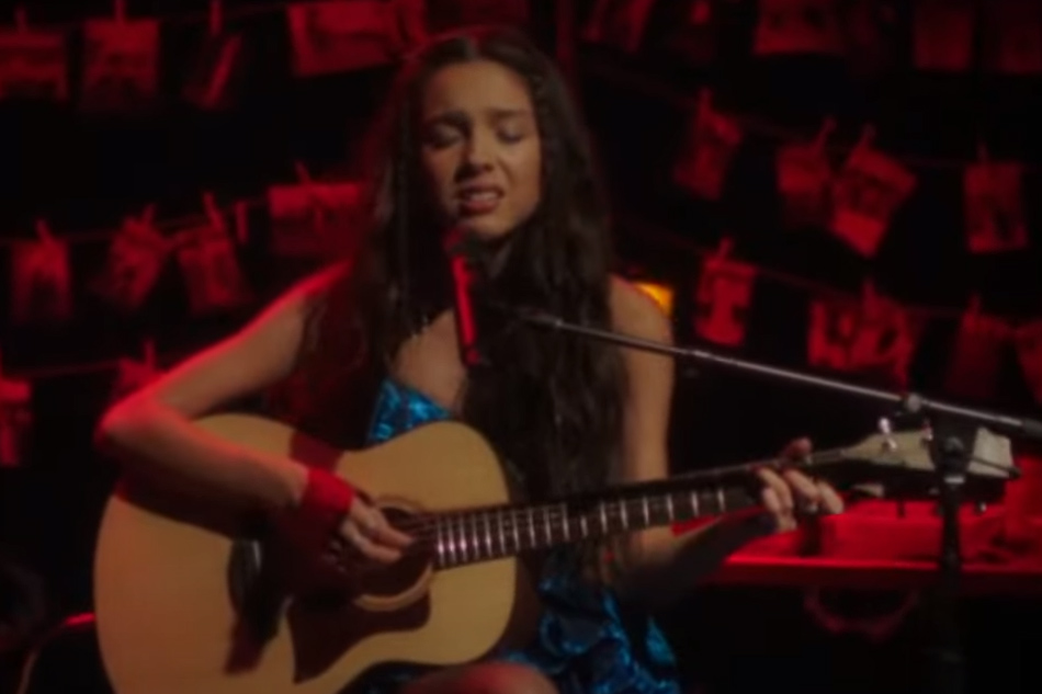 Olivia Rodrigo – traitor (live from SOUR prom) 