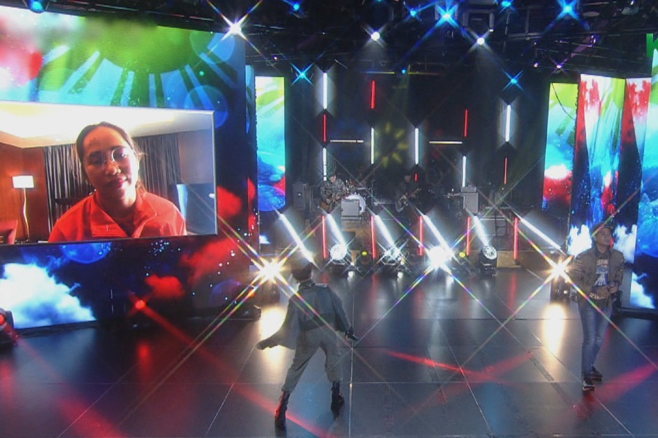 Hinandugan ng mga performance sa 'ASAP Natin 'To' ang kauna-unahang Pinoy Olympic gold medalist na si Hidilyn Diaz. Screengrab
