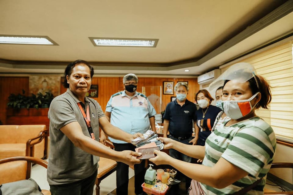 DPWH employee sa Caraga nagsauli ng bag na may P360,000 1