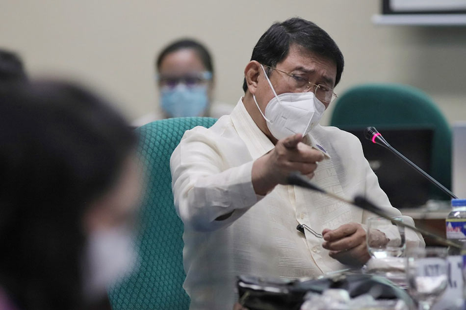 Mon Tulfo says &#39;nothing wrong&#39; with his use of smuggled COVID-19 vaccine 1