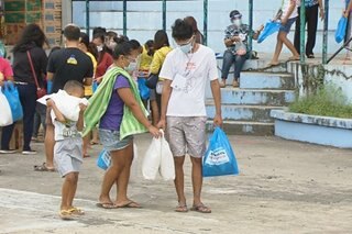 Mga apektado ng 'Rolly' na nasa evacuation centers pa rin dinalhan ng tulong