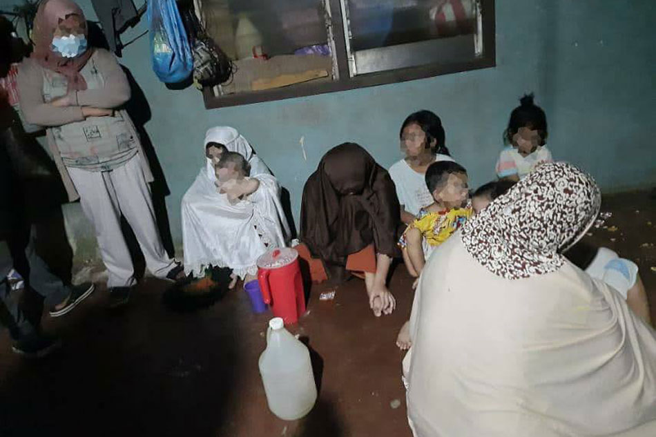 9 women tagged as &#39;potential suicide bombers&#39; nabbed in Sulu - military 1