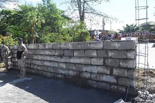 Pagtatayo ng BuCor ng pader sa isang kalsada sa Muntinlupa tinutulan