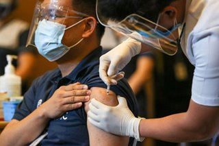 Vaccination card binibigay sa Pilipinas; paggamit ng passport tinatalakay pa