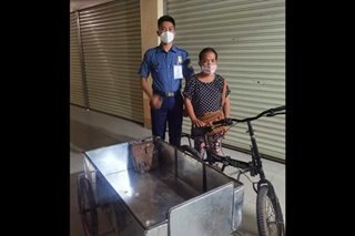 Police trainee hinangaan ang pagtulong sa tindera sa Ilocos Sur
