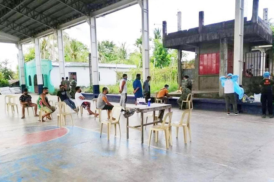 4 na stranded sa CamSur-Albay border dahil sa bagyong Bising, positibo sa COVID-19 1