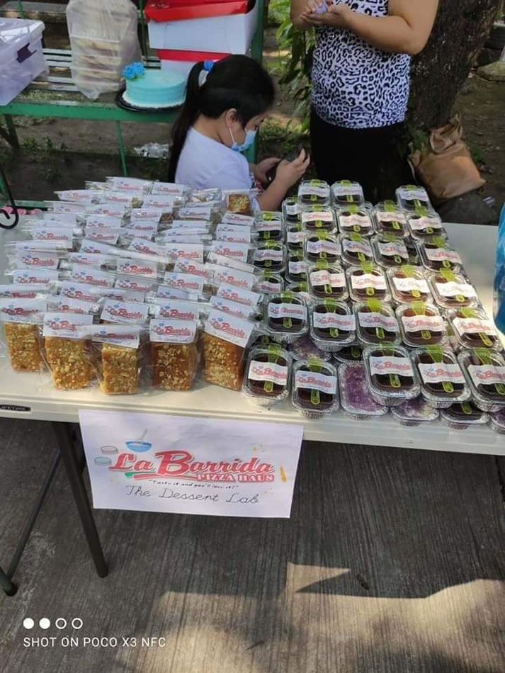 Community pantry na may alok na 1,000 cake, pastries dinagsa sa Quezon 3
