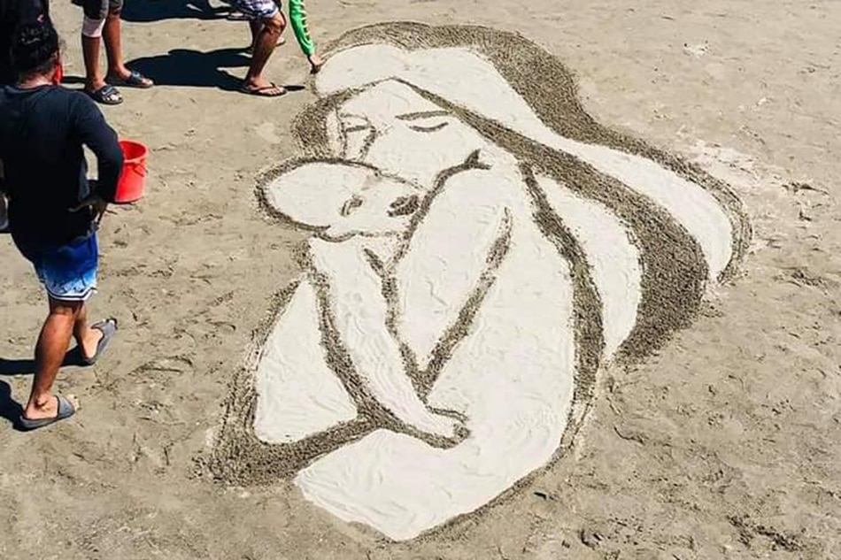 TINGNAN: Alay na beach sand art sa Iloilo City para sa Mother&#39;s Day 1