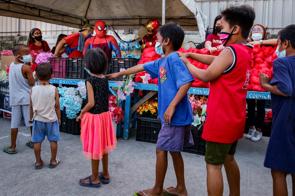 'Spider-Man' helps out in fire-hit Muntinlupa community