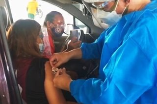 Drive-thru COVID-19 vaccination umarangkada sa Quezon City