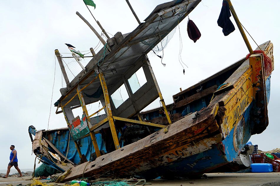 Indian Rescuers Hunt 51 Missing After Cyclone Sinks Barge Off West ...