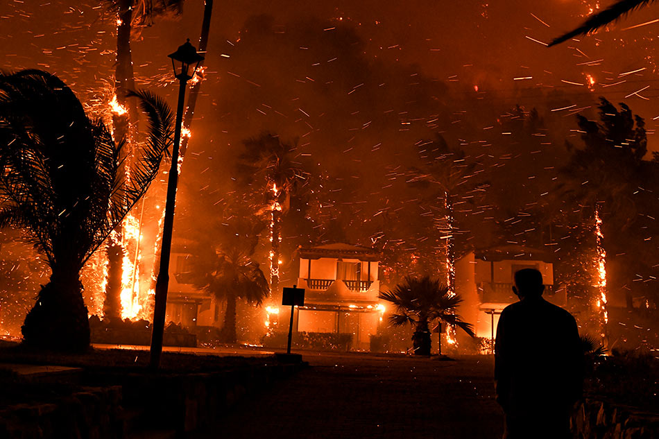 Firefighters battle forest blaze near Athens 1