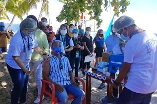 Ceremonial vaccination ng tourism frontliners, isinagawa sa Boracay