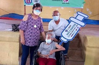 TINGNAN: 101 anyos na lola sa Leyte, fully vaccinated na