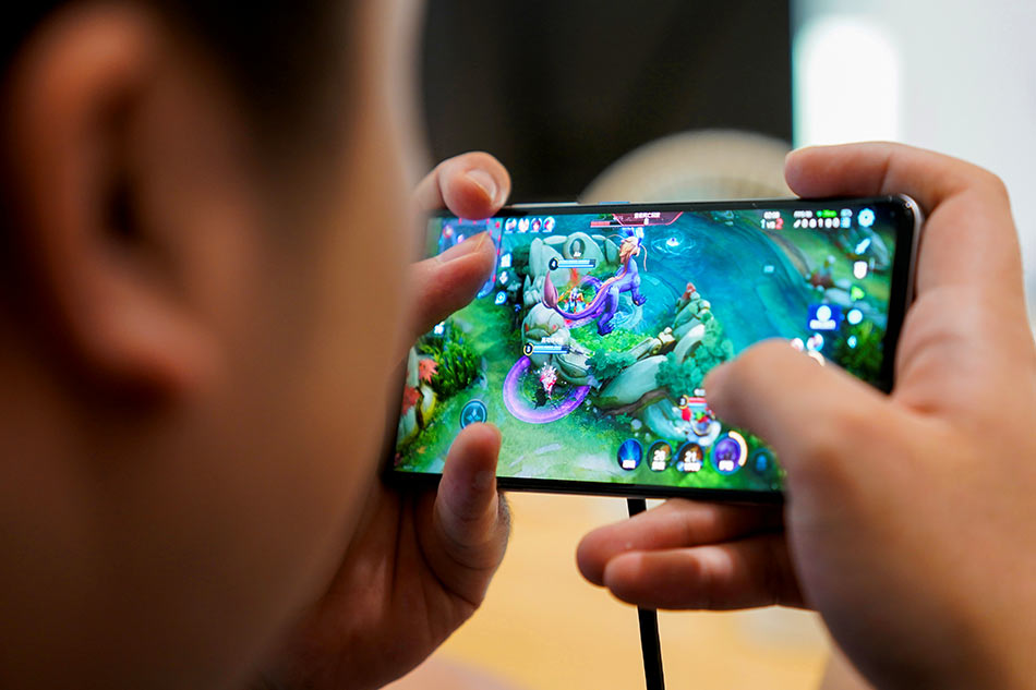 A player of Rogue Warriors esports team trains for the game 