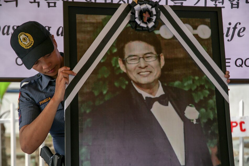 A policeman arranges a portrait of slain Korean businessman Jee-Ick-Joo as family members and acquaintances hold a memorial service for Jee, at the Philippine National Police headquarters in Camp Crame, Quezon City, October 18, 2018. Jonathan Cellona, ABS-CBN News/File