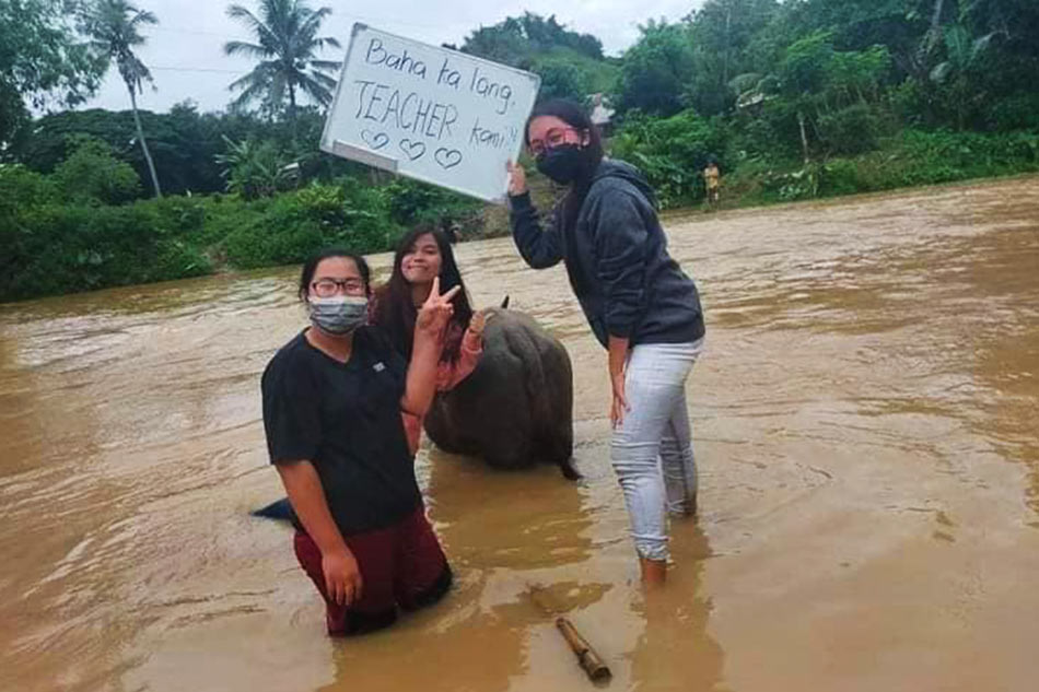 Mga Guro Sa Iloilo Tumawid Sa Baha Para Makapagturo Abs Cbn News 9568