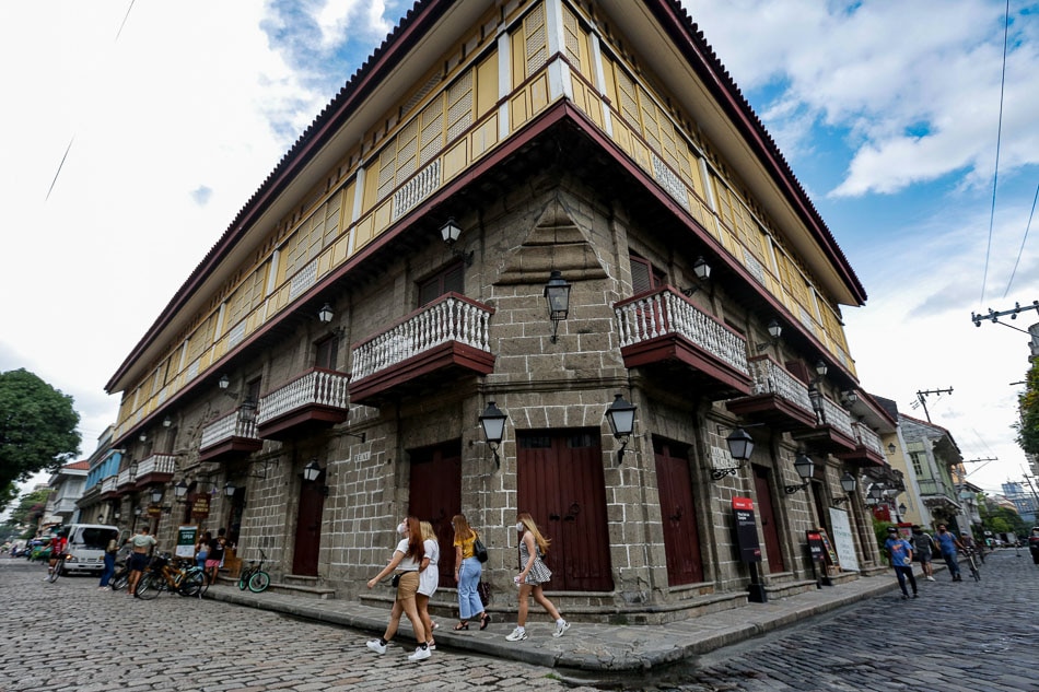 Tourists back in Intramuros amid new COVID alert system