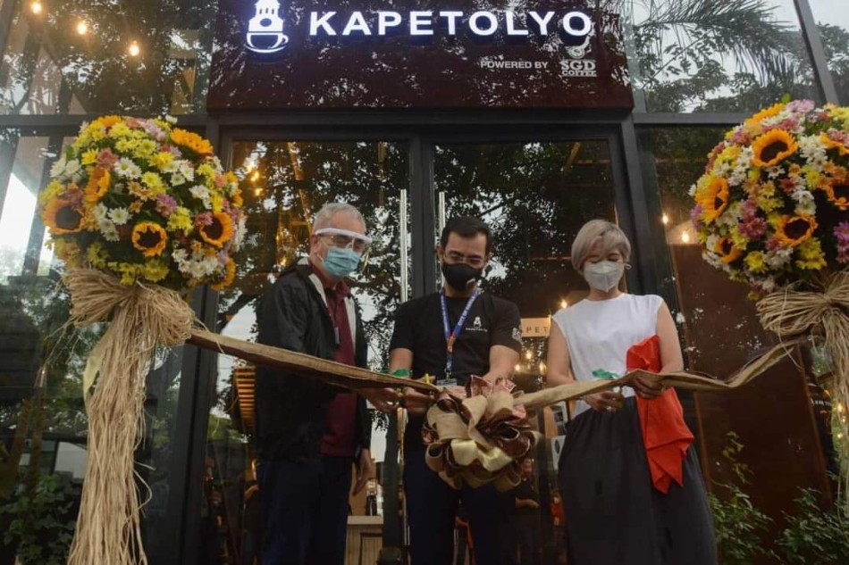 Mayor Isko Moreno cuts the ribbon to open Kapetolyo. Department of Tourism, Culture and Arts of Manila 