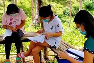 'Classroom' para sa online session itinayo sa tuktok ng bundok