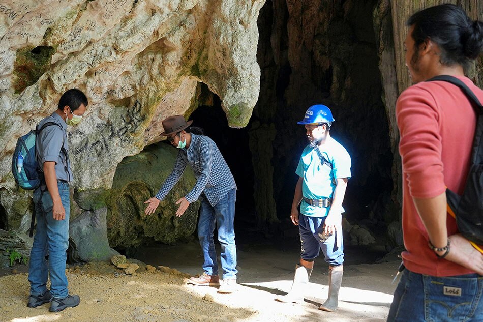 archaelogists leang panninge cave indonesia rtr