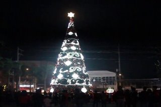 Higanteng Christmas tree pinailawan sa Lipa City